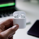 Los emojis llegan a los AirPods. Apple ofrece la opción de grabar un emoji en la funda de los AirPods.
